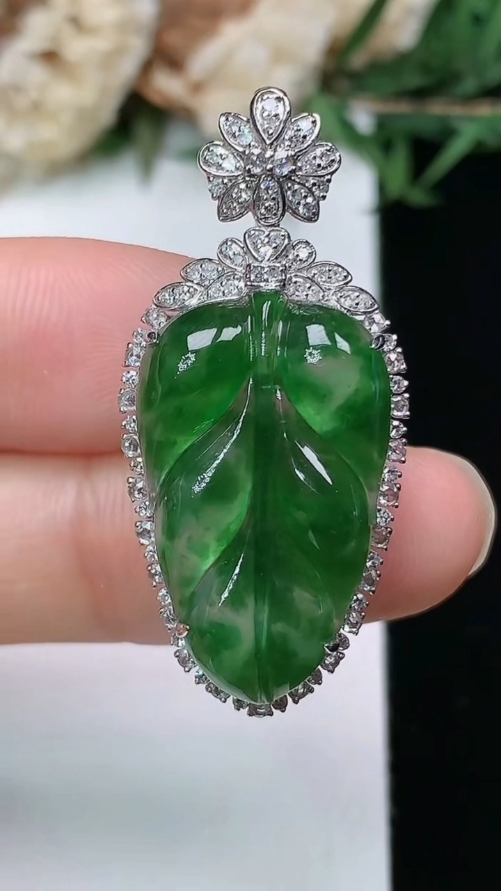 天然A货翡翠金枝玉叶 叶子吊坠，尺寸36.6-16.8-9.9
3月28日