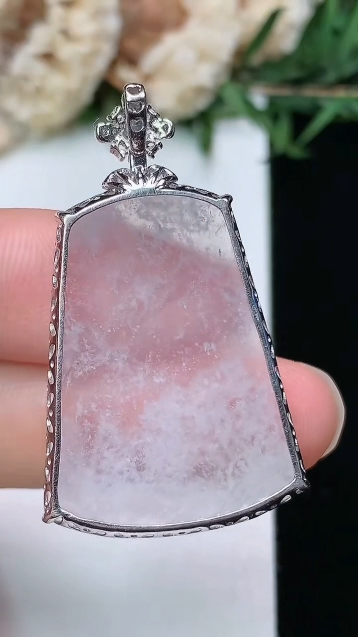 天然A货翡翠白冰山水牌吊坠，尺寸28.6-21.5-6.2，重量:6.48g
3月28日