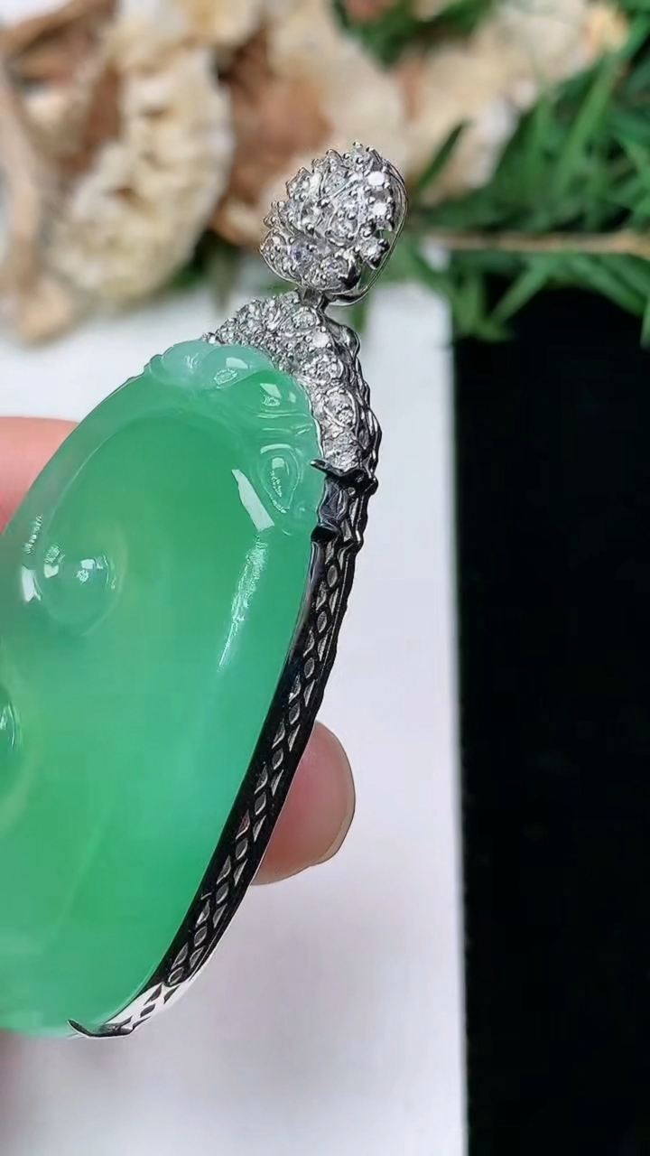 天然A货翡翠如意吊坠，尺寸40-23.8-9.4，重量:16.91g
3月28日