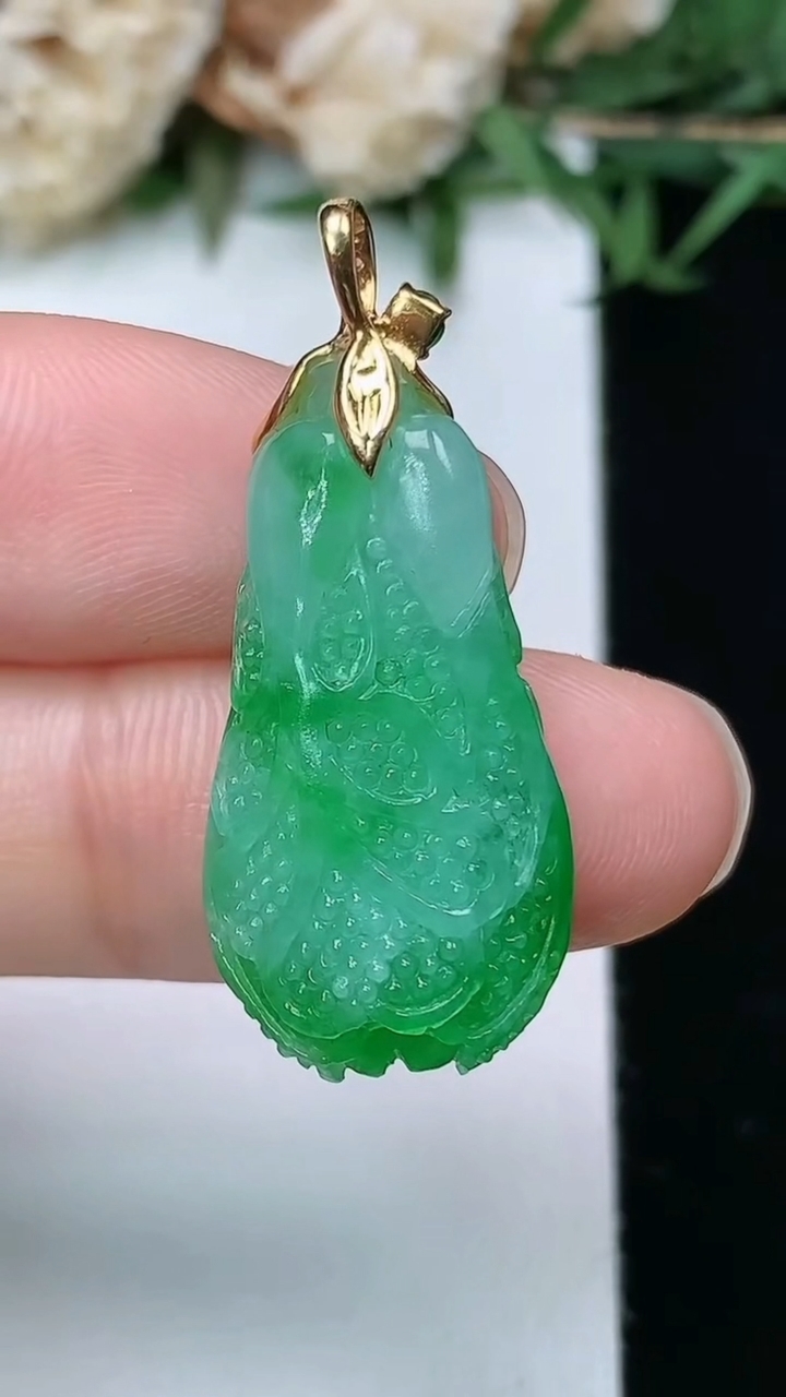 天然A货翡翠白菜吊坠，尺寸25.9-13.6-7.3，重量:4.89g
3月28日