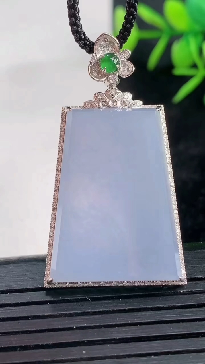 天然A货翡翠18K金紫罗兰无事牌吊坠尺寸40.9-23.1-6裸石28.1-20.8重量:6.65g
3月28日