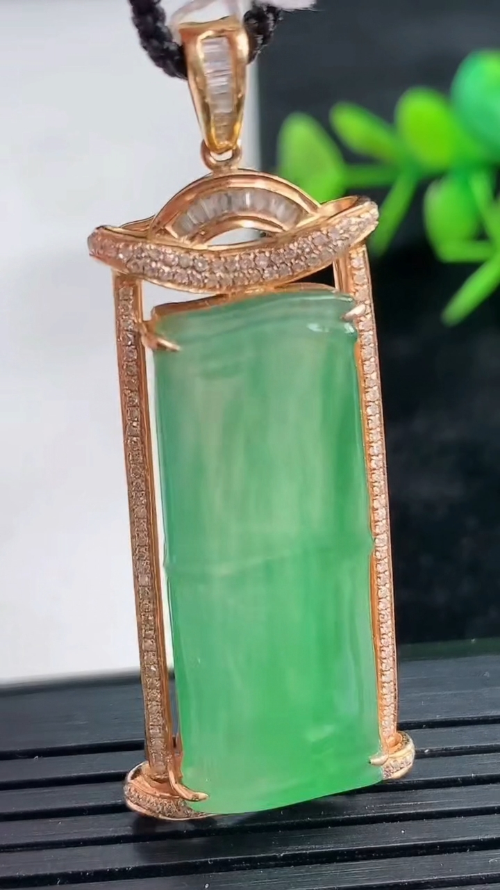 天然A货翡翠节节高升 竹节吊坠尺寸51.8-20.3-9.2裸石33.2-12.9重量:10.83g
3月28日