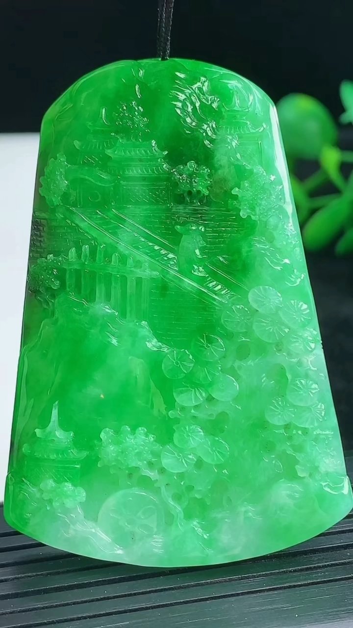 天然A货翡翠山水牌吊坠尺寸61.3-41.9-7.9重量:40.37g
3月28日