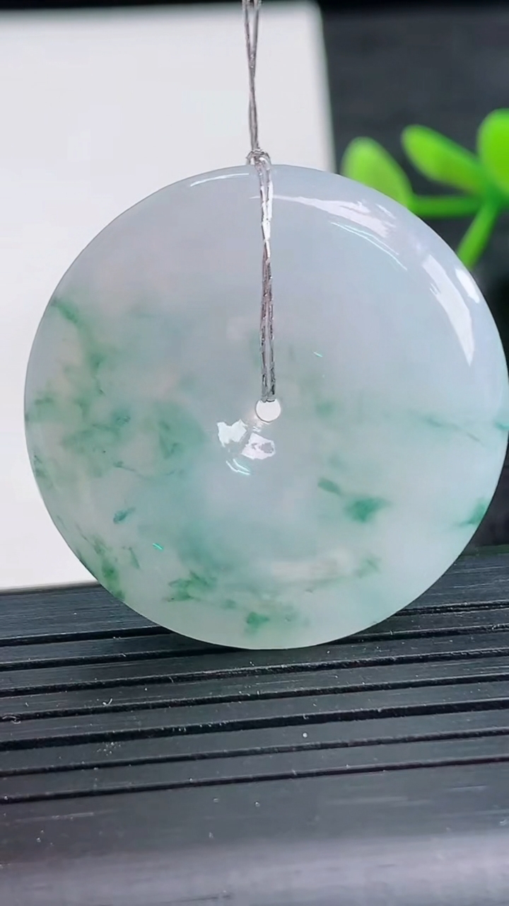 天然A货翡翠冰种飘花平安扣吊坠尺寸33.2-5.9重量:13.48g
3月28日