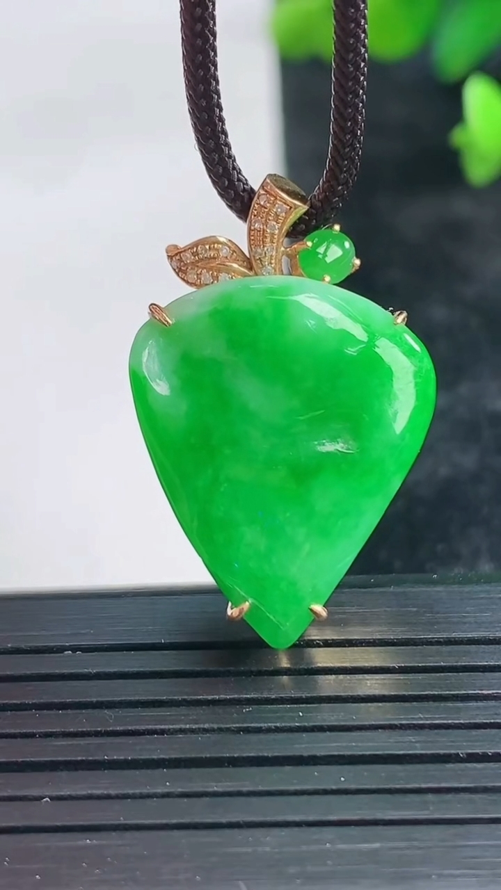 天然A货翡翠寿桃吊坠尺寸32.1-206-10.1重量:10.00g
3月28日