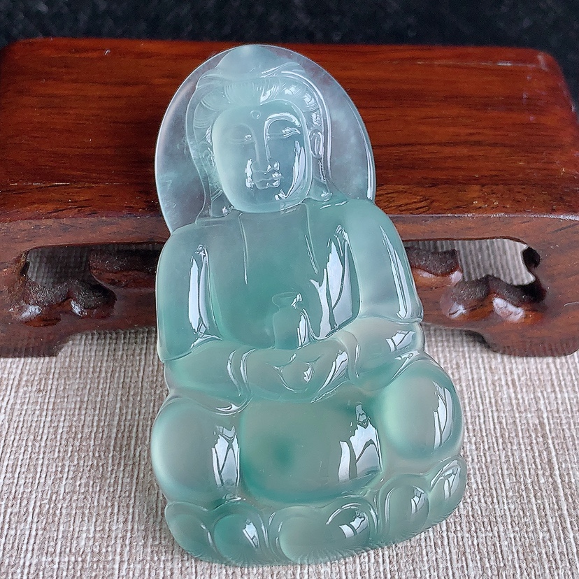 天然A货翡翠飘花正装观音吊坠 
尺寸62.3-36.3-5.8mm 重量23.93g 0326