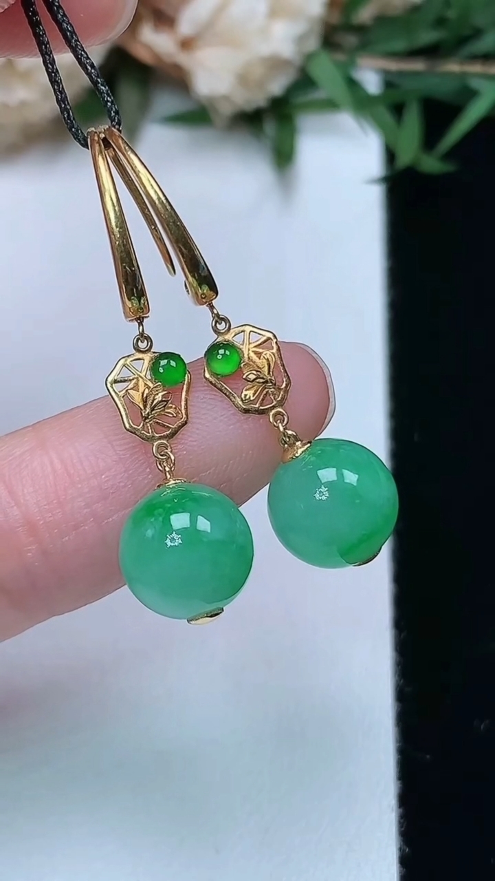 天然A货翡翠圆珠耳坠，尺寸7.9，重量:2.41g3月28日
工厂直销收藏佳品,种好水足，色泽均匀，