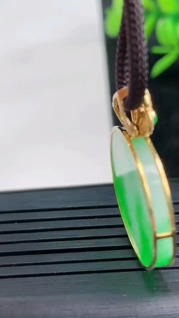 天然A货翡翠无事牌吊坠尺寸22.5-3.3重量:4.97g
3月28日