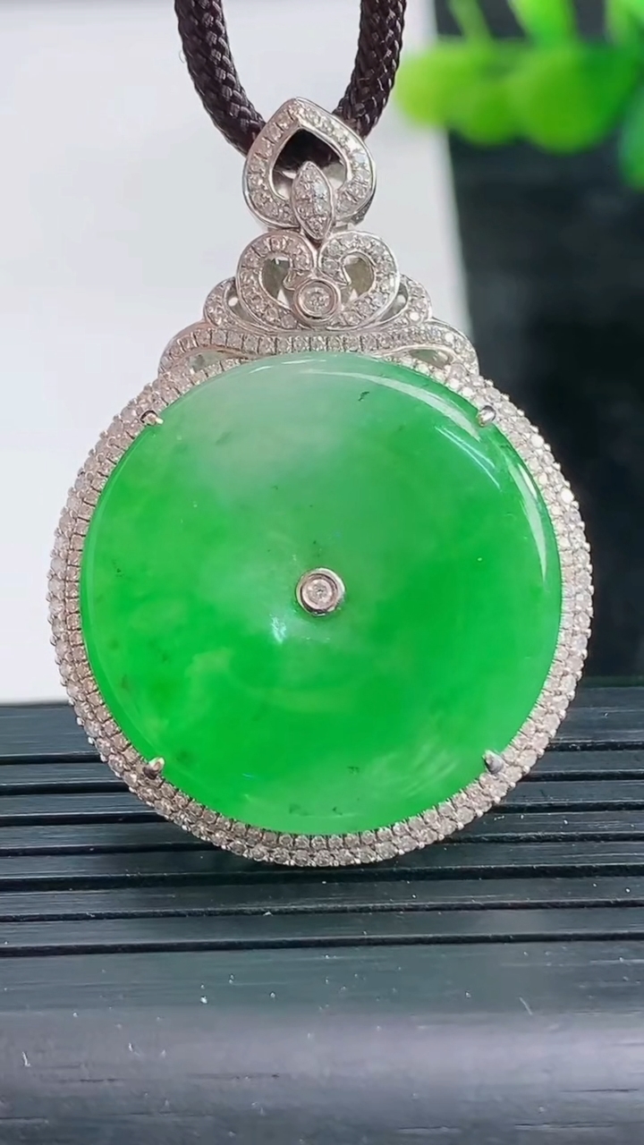 天然A货翡翠平安扣吊坠尺寸39.8-28.5-7.6裸石24.4重量:8.71g
3月28日