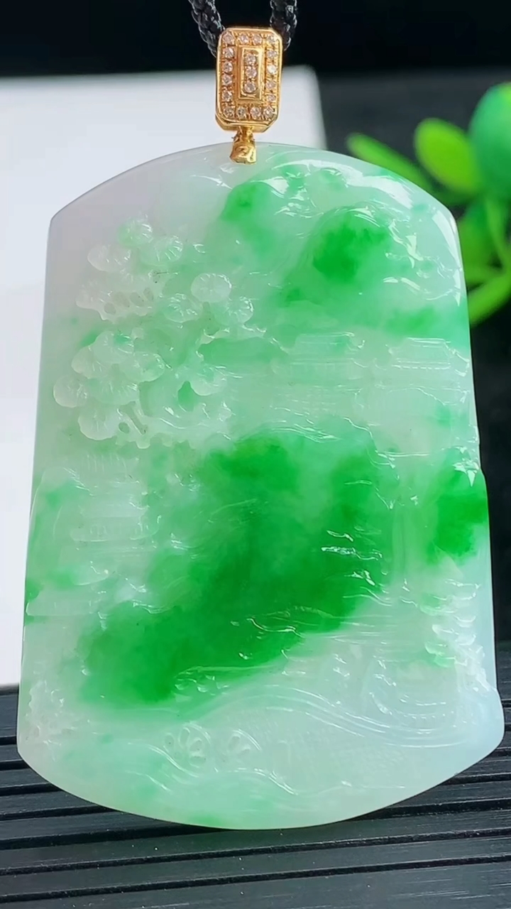 天然A货翡翠山水牌吊坠尺寸48.7-34.3-3.9重量:17.06g
3月28日