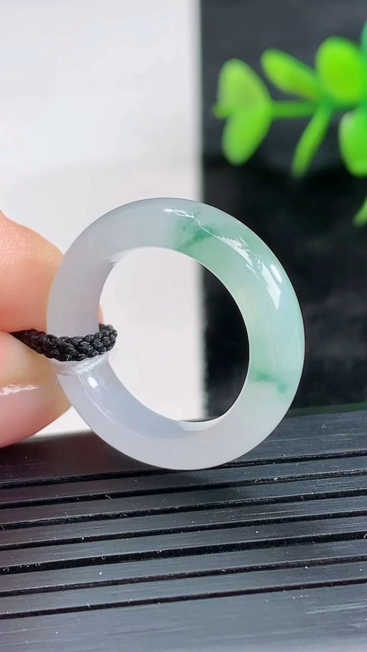 天然A货翡翠冰种飘花指环戒指尺寸16.6-6.1-3.9重量:4.21g2026年3月28日
工厂直