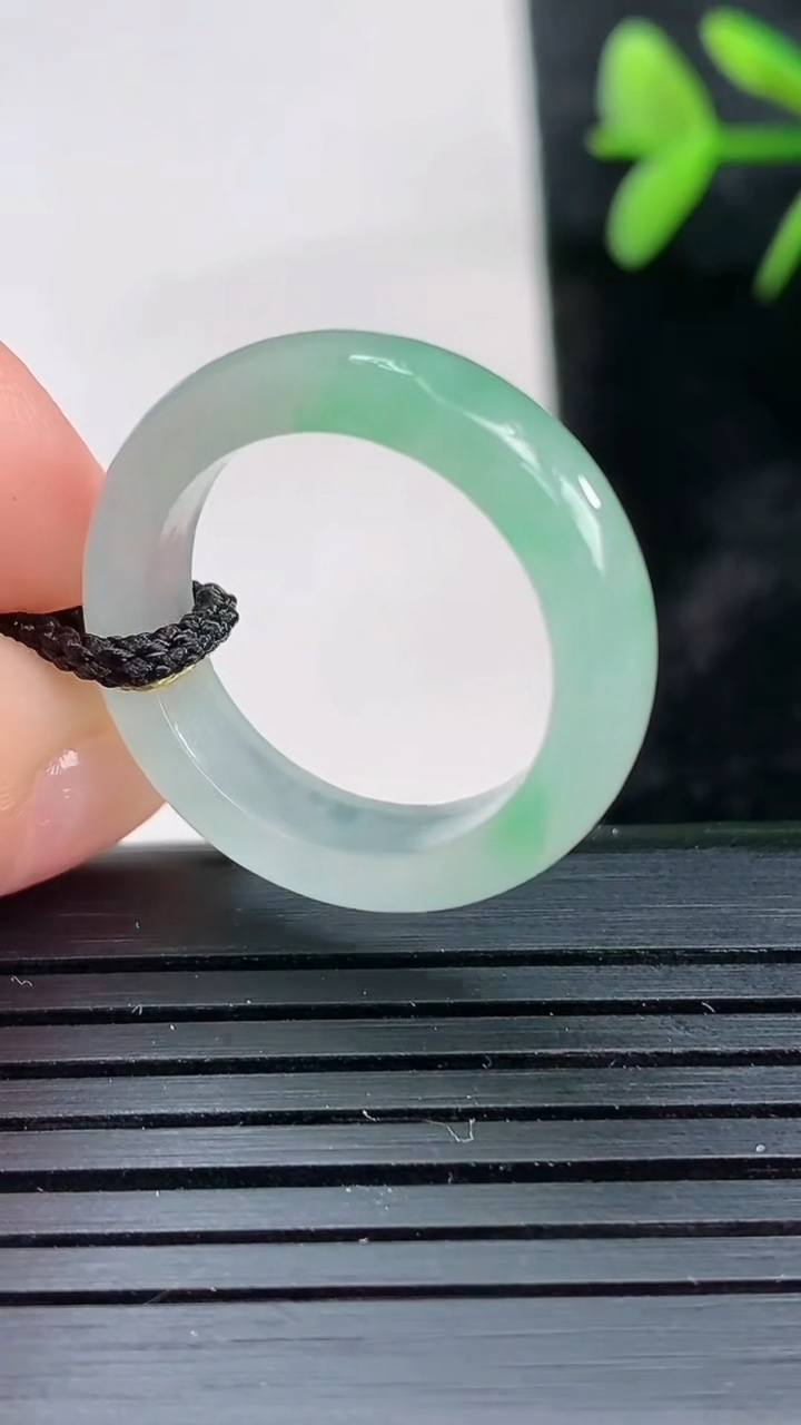 天然A货翡翠指环戒指尺寸17.4-5.4-3.2重量:3.39g2026年3月28日
工厂直销收藏佳品,种好水足，色泽均匀，有种有色，上手高大气！