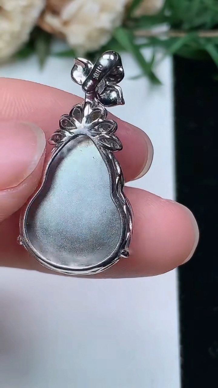 天然A货翡翠白冰葫芦吊坠，尺寸19.2-14.7-8.4，重量:5.11g
3月28日