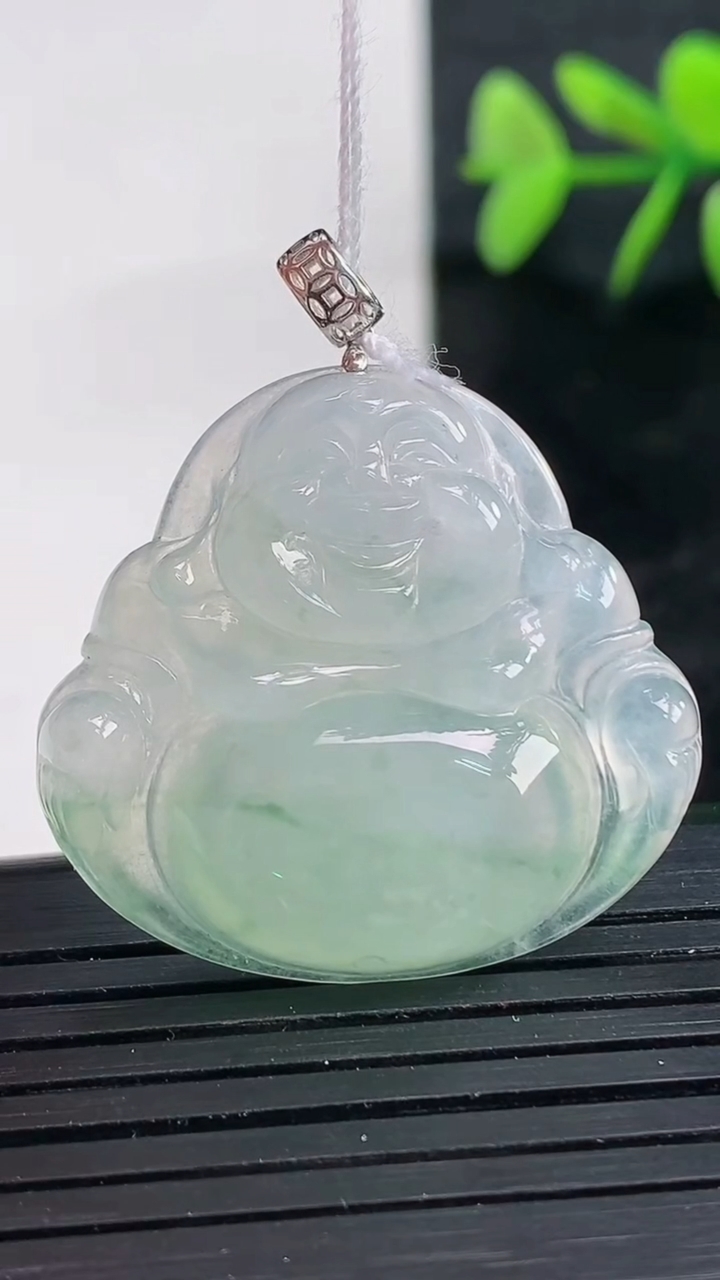 天然A货翡翠种飘花佛公吊坠尺寸28.6-30.8-5.7重量:8.23g
3月28日