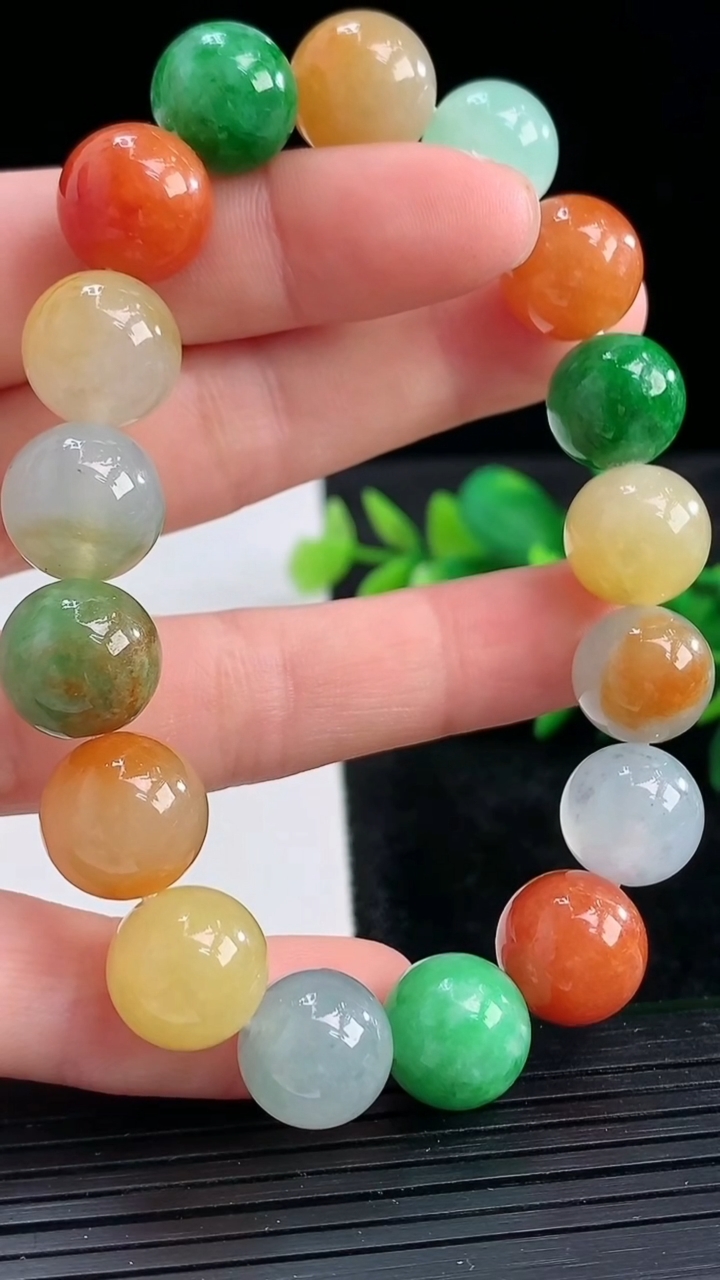 天然A货翡翠三彩圆珠手串尺寸11.5-17颗重量:49.09g3月28日
工厂直销收藏佳品,种好水足