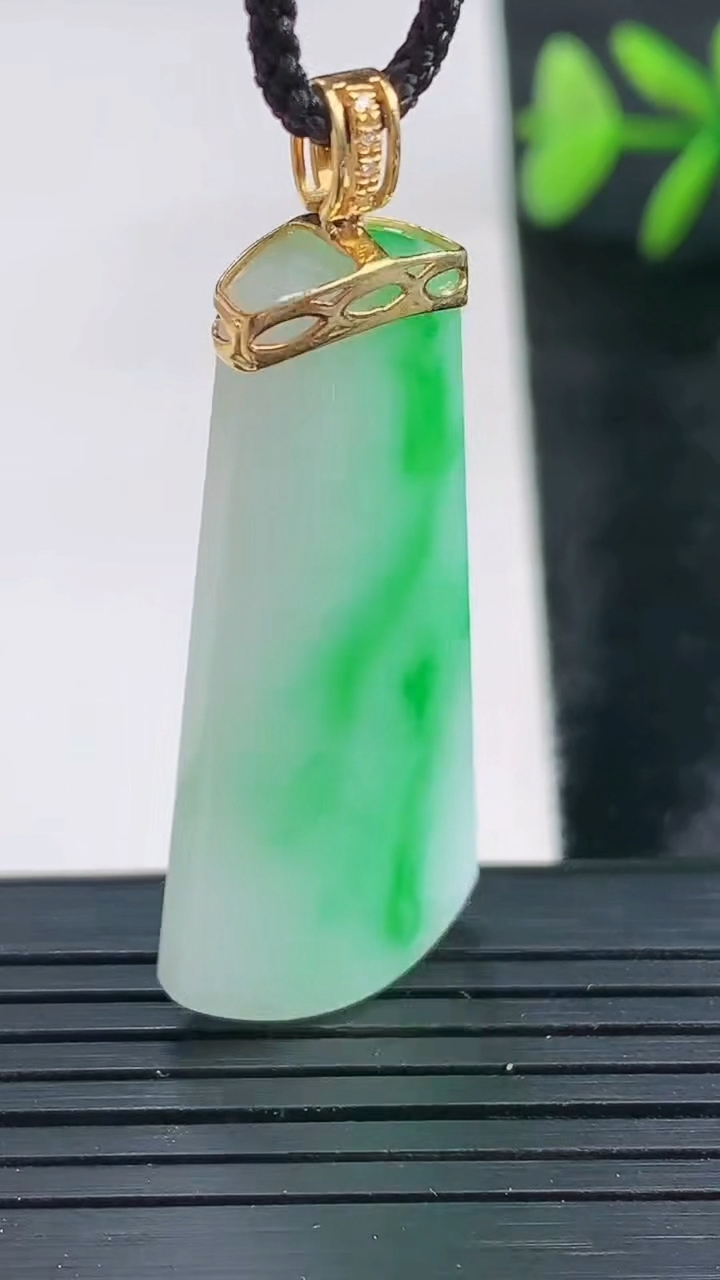 天然A货翡翠无事牌吊坠尺寸37.9-17-5.8重量:8.14g
3月28日