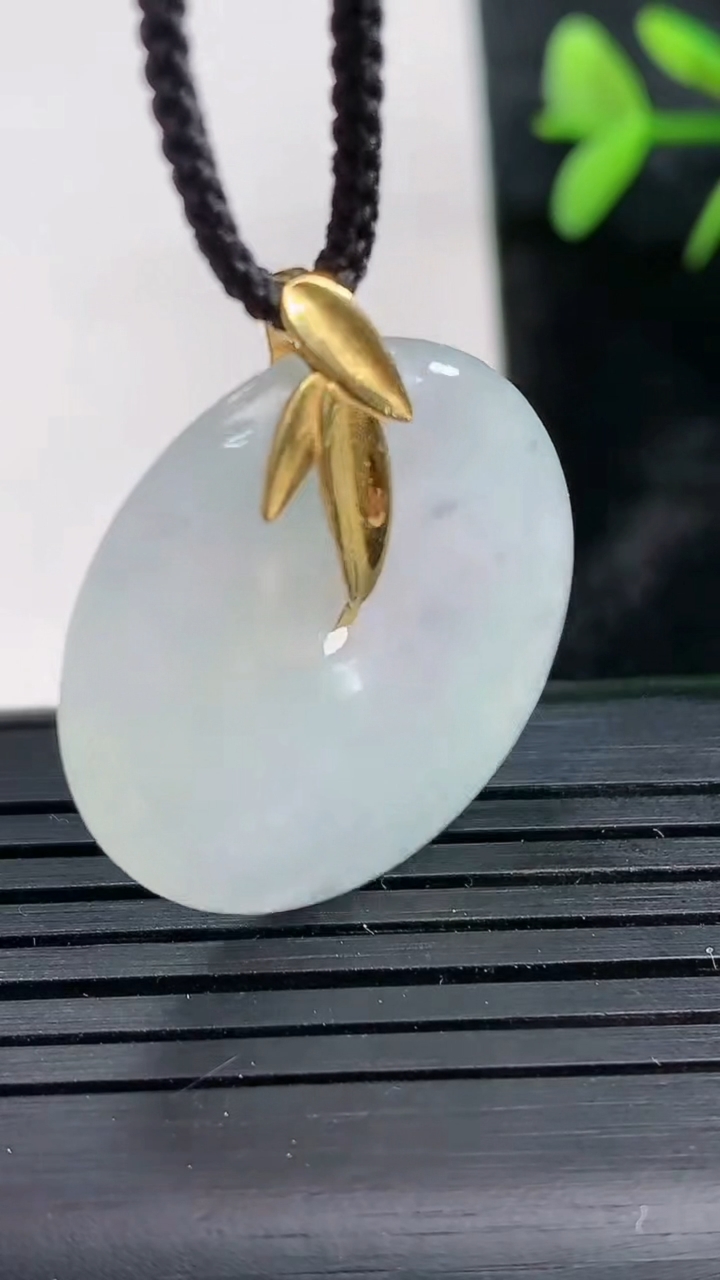 天然A货翡翠平安扣吊坠尺寸26.6-4.5重量:7.20g
3月28日