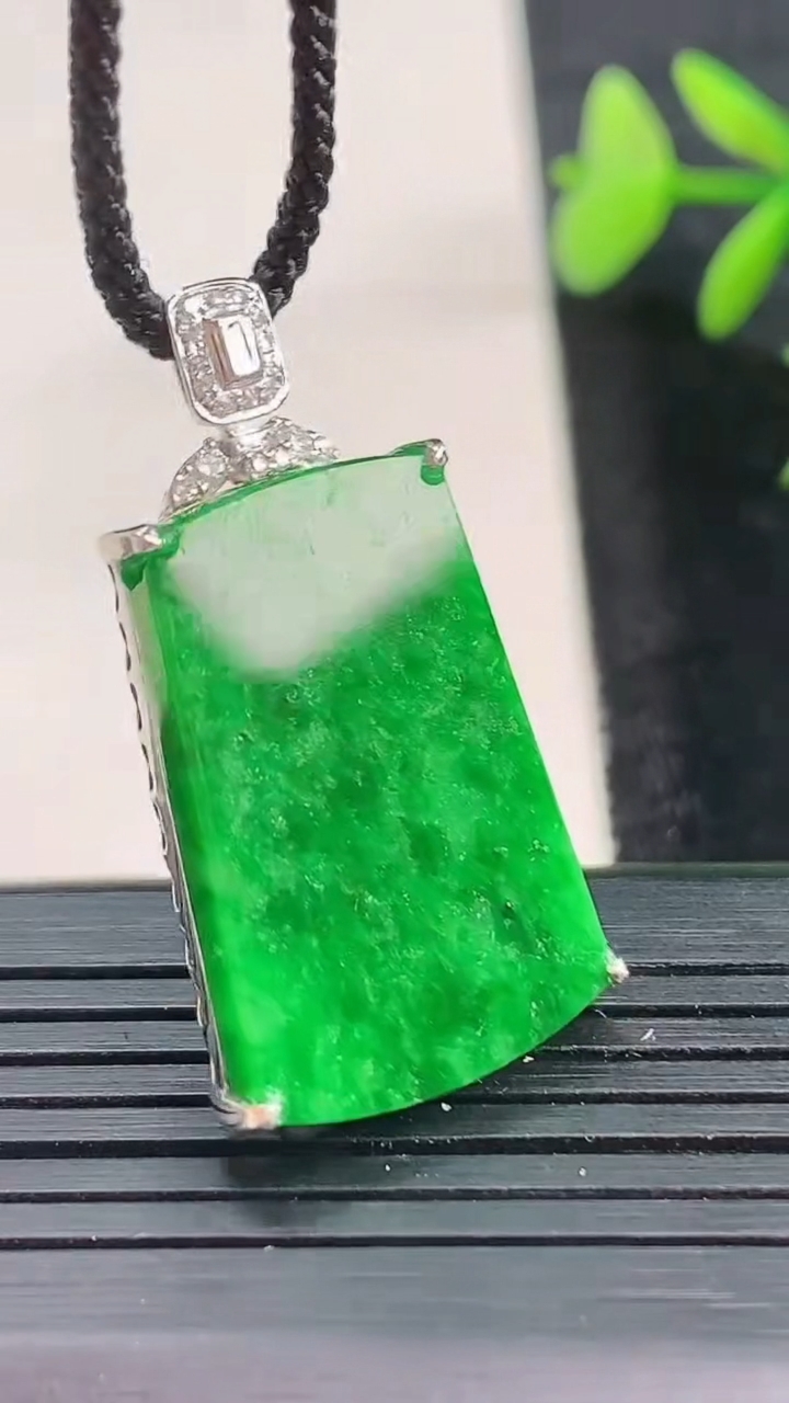 天然A货翡翠无事牌吊坠尺寸33.3-18.3-5.3重量:4.49g
3月28日