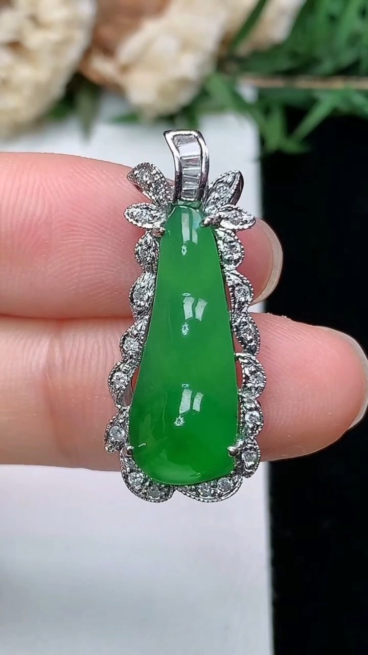 天然A货翡翠福豆吊坠，尺寸28.6-12-6.7，裸石21-8，重量:4.05g
3月28日