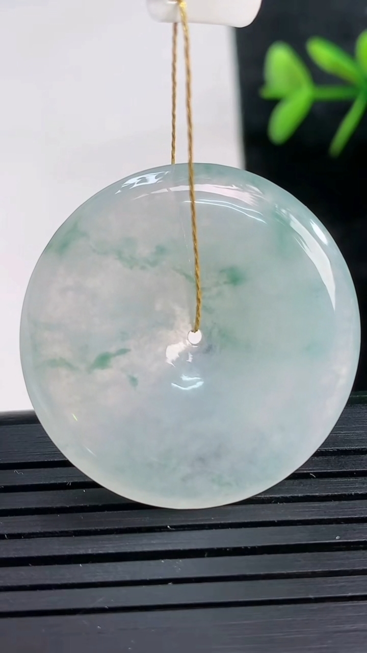 天然A货翡翠冰种飘花平安扣吊坠尺寸32.1-4.5重量:10.60g
3月28日