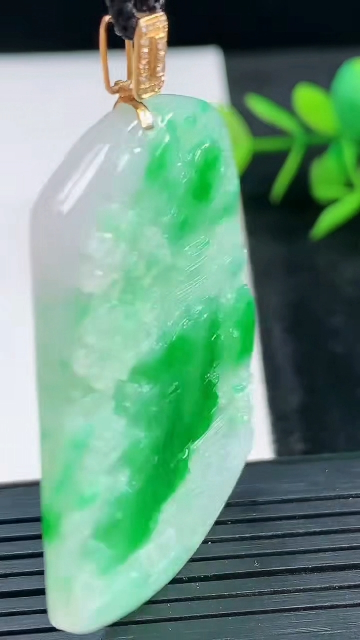 天然A货翡翠山水牌吊坠尺寸48.7-34.3-3.9重量:17.06g
3月28日