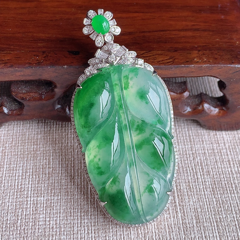 天然A货翡翠18K金伴钻镶嵌飘花叶子金枝玉叶吊坠 
尺寸54.2-24.8-9.8裸石37.5-22.6mm 重量11.64g 0326