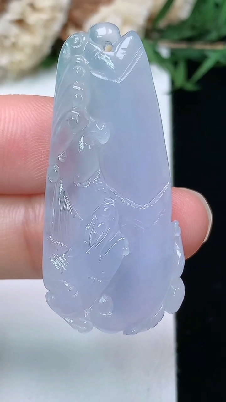 天然A货翡翠白冰仿古龙牌吊坠，尺寸40-18.5-7.7，重量:9.49g
3月28日