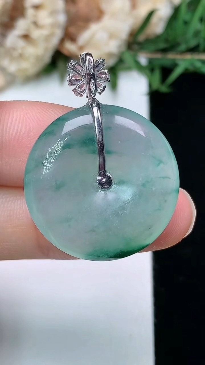 天然A货翡翠飘花平安扣吊坠，尺寸23.4-5.4，重量:6.32g
3月28日