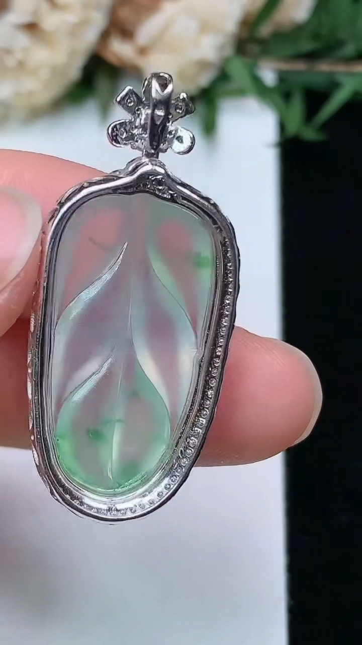 天然A货翡翠金枝玉叶 叶子吊坠，尺寸34.6-15.7-7.9
3月28日