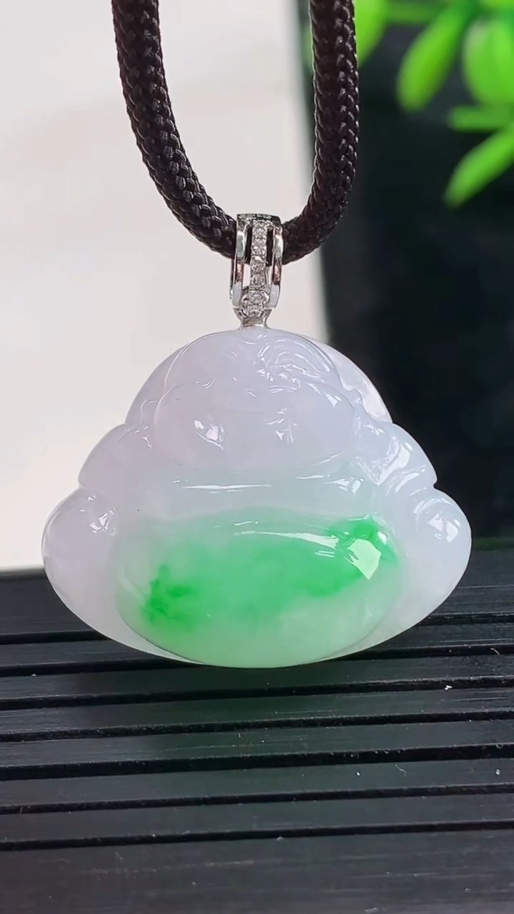 天然A货翡翠佛公吊坠尺寸19.9-25.1-8.2重量:7.19g
3月28日