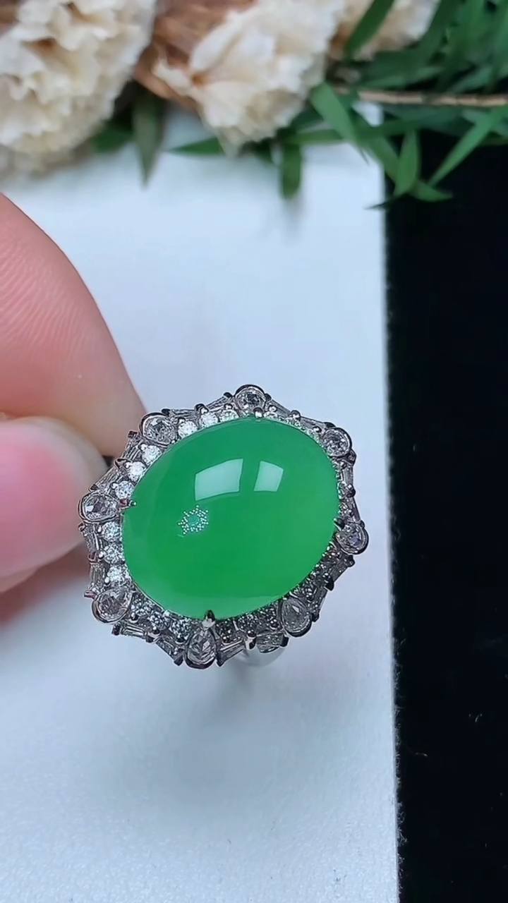 天然A货翡翠蛋面戒指 吊坠两用款，尺寸16.7-15.5-12.3，重量:8.44g2026年3月28日
工厂直销收藏佳品,种好水足，色泽均匀，有种有色，上手高大气！