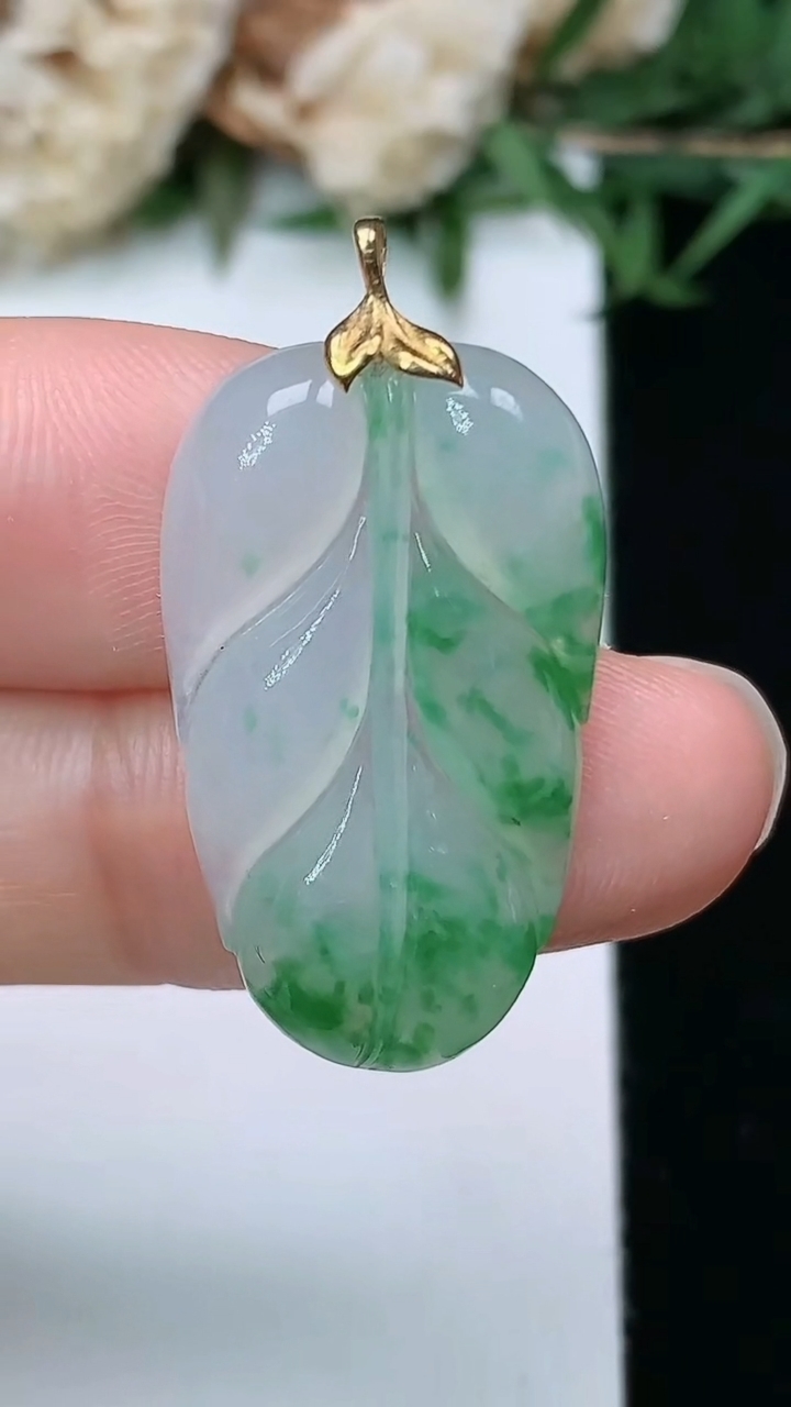 天然A货翡翠金枝玉叶 叶子吊坠，尺寸26.4-15.9-3.6，重量:3.15g
3月28日