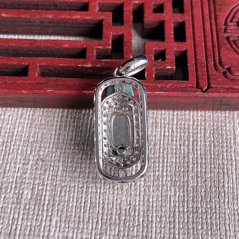 天然A货翡翠18K金伴钻镶嵌阳绿无事牌吊坠 
尺寸27.4-10.2-7.6裸石10.7-5.2mm