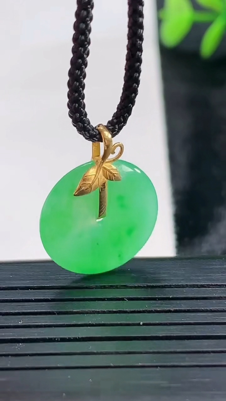 天然A货翡翠平安扣吊坠尺寸16.8-3.5重量:2.32g
3月28日