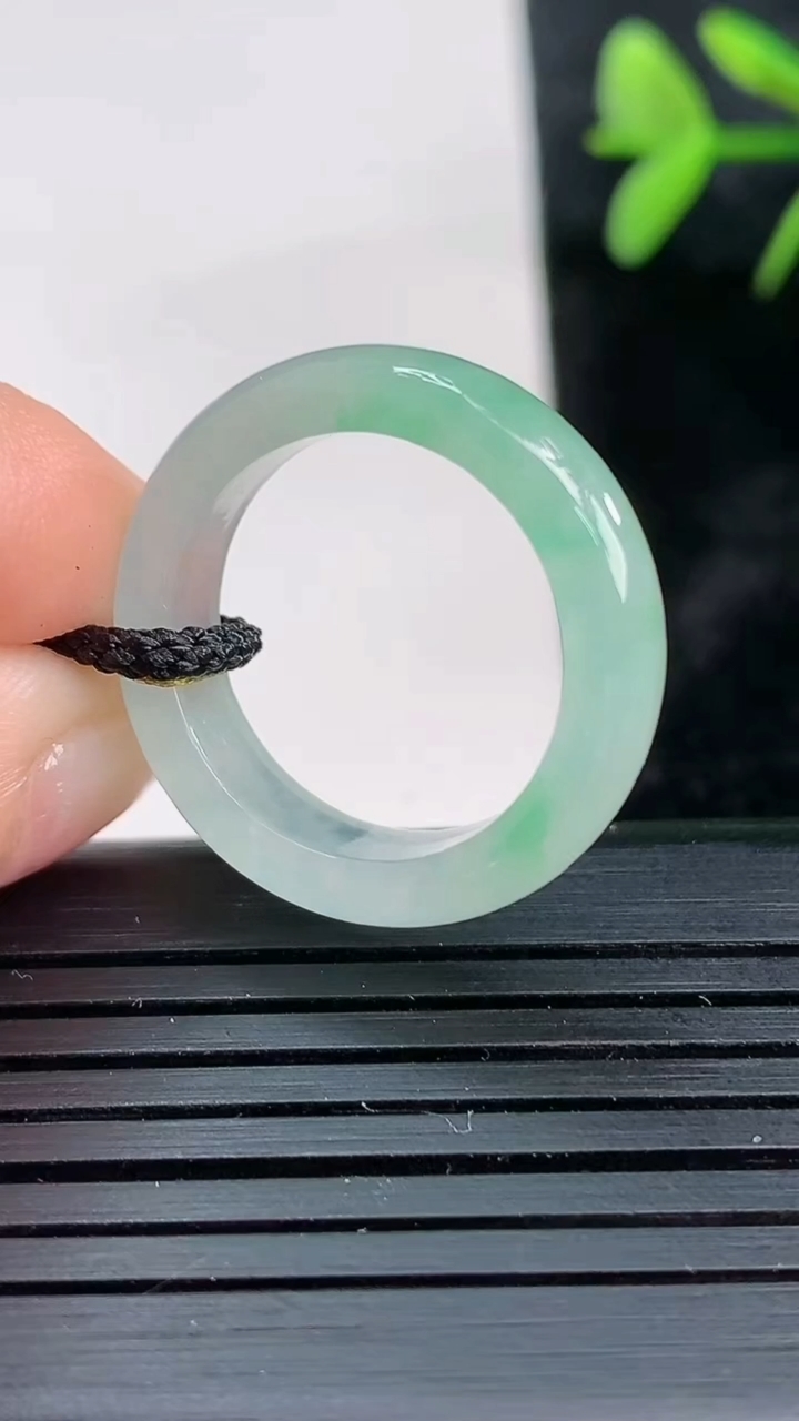 天然A货翡翠指环戒指尺寸17.4-5.4-3.2重量:3.39g2026年3月28日
工厂直销收藏佳