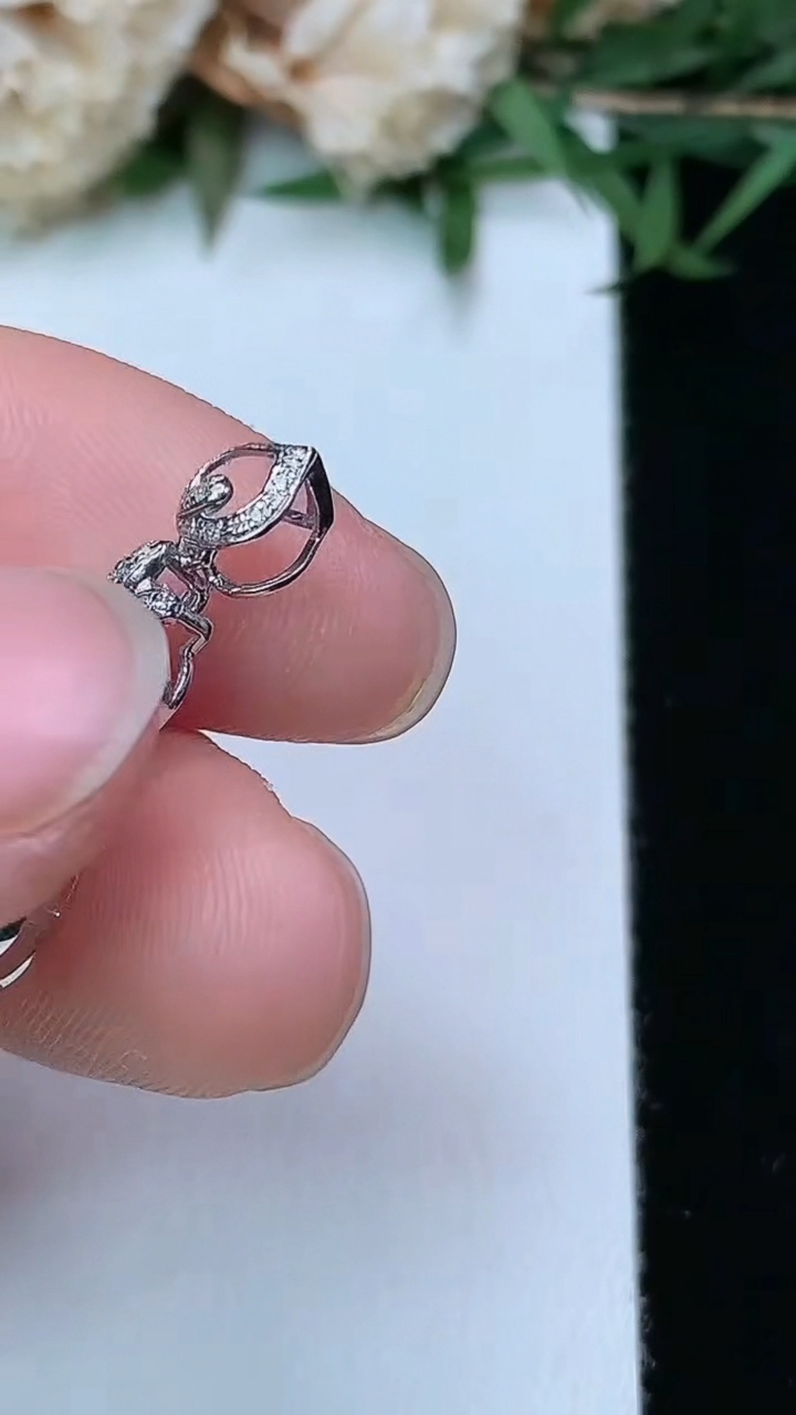 天然A货翡翠葫芦吊坠，尺寸15.3-11.6-4.6，重量:1.67g
3月28日