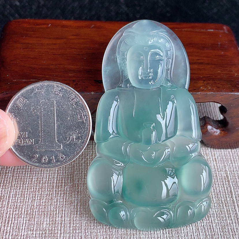 天然A货翡翠飘花正装观音吊坠 
尺寸62.3-36.3-5.8mm 重量23.93g 0326