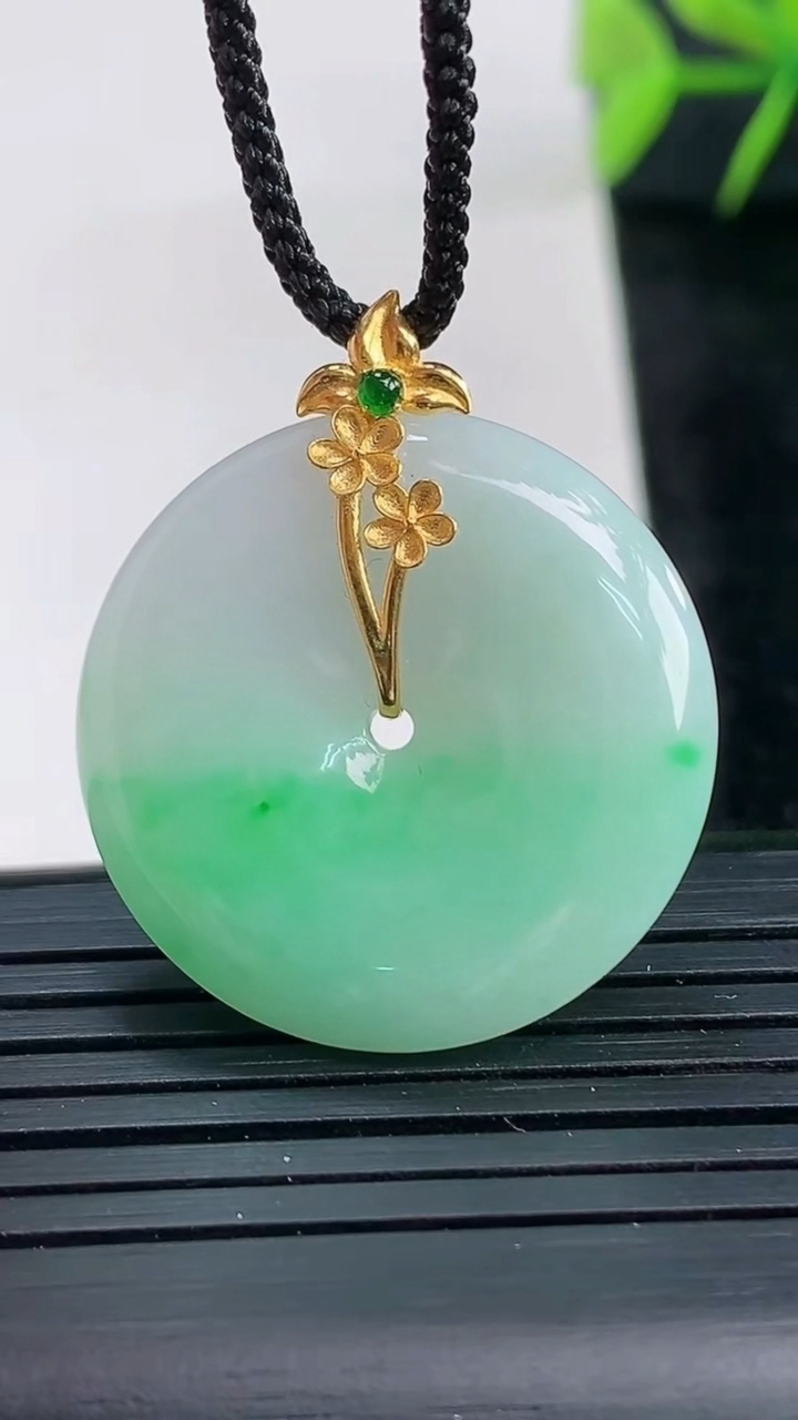 天然A货翡翠平安扣吊坠尺寸26.6-5.5重量:9.05g
3月28日