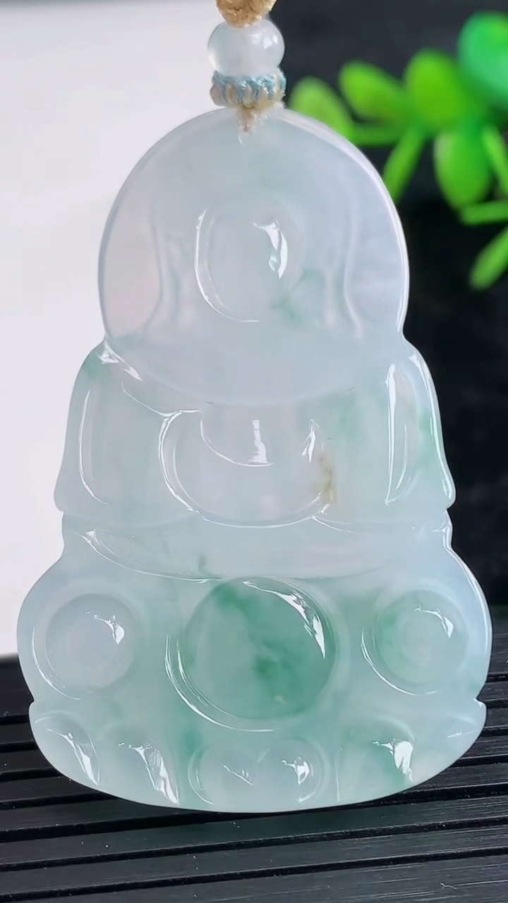天然A货翡翠冰种飘花观音菩萨吊坠尺寸49.8-32.4-6重量:17.44g
3月28日
