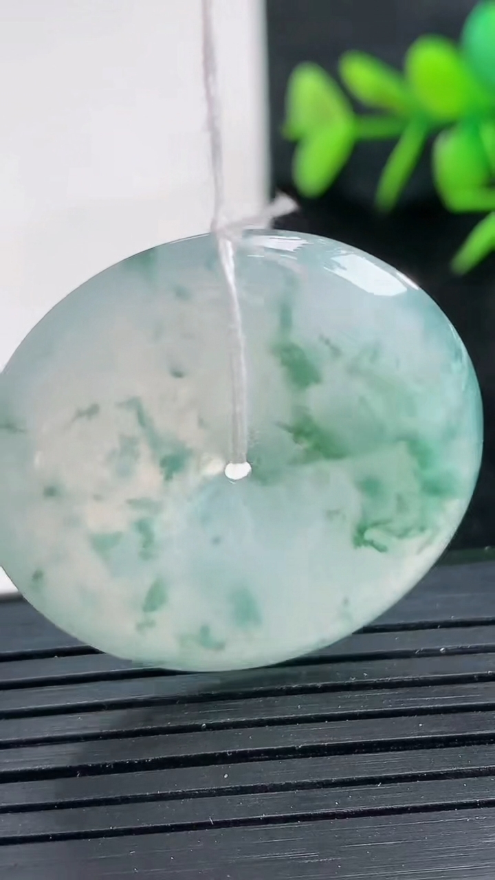 天然A货翡翠种飘花平安扣吊坠尺寸33.2-5重量:11.87g
3月28日