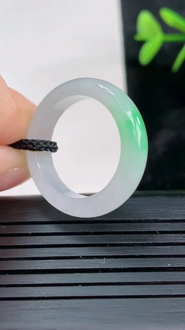 天然A货翡翠指环戒指尺寸18.6-5.5-3.3重量:3.95g2026年3月28日
工厂直销收藏佳品,种好水足，色泽均匀，有种有色，上手高大气！