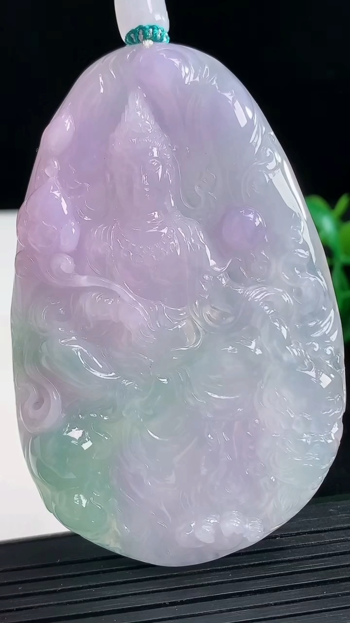 天然A货翡翠春带彩紫罗兰文殊菩萨吊坠尺寸78.3-49.8-9.2重量:70.98g
3月28日