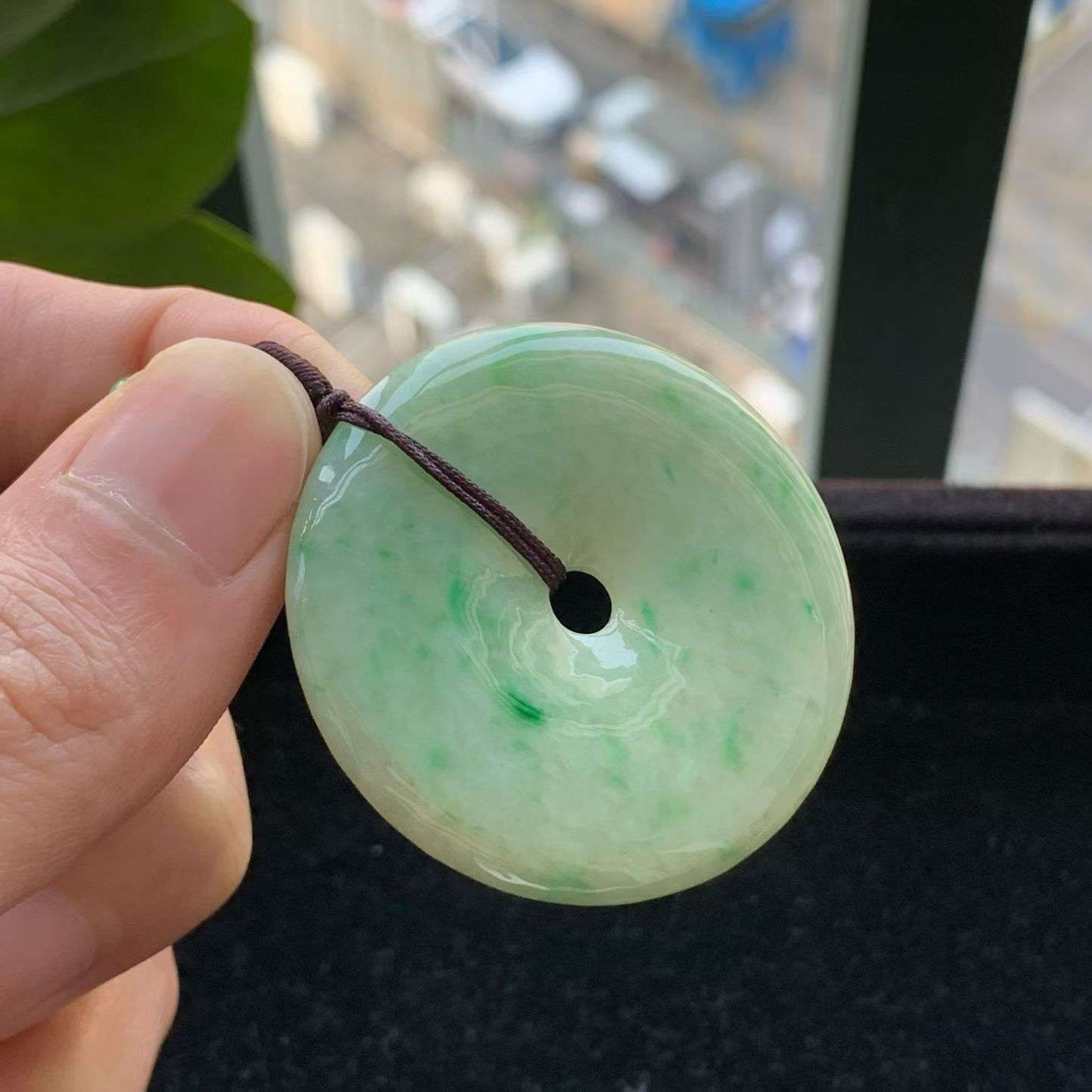 A货天然翡翠冰糯种飘绿平安扣吊坠重量23.09
3月28日