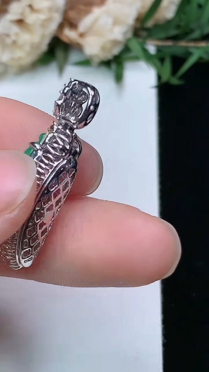 天然A货翡翠福瓜吊坠，尺寸21-8-8.3，重量:3.53g
3月28日