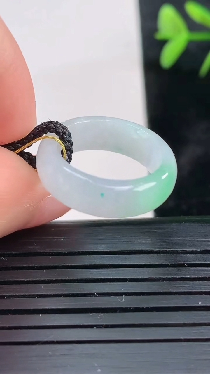 天然A货翡翠指环戒指尺寸15.8-6-2.9重量:2.97g2026年3月28日
工厂直销收藏佳品,种好水足，色泽均匀，有种有色，上手高大气！