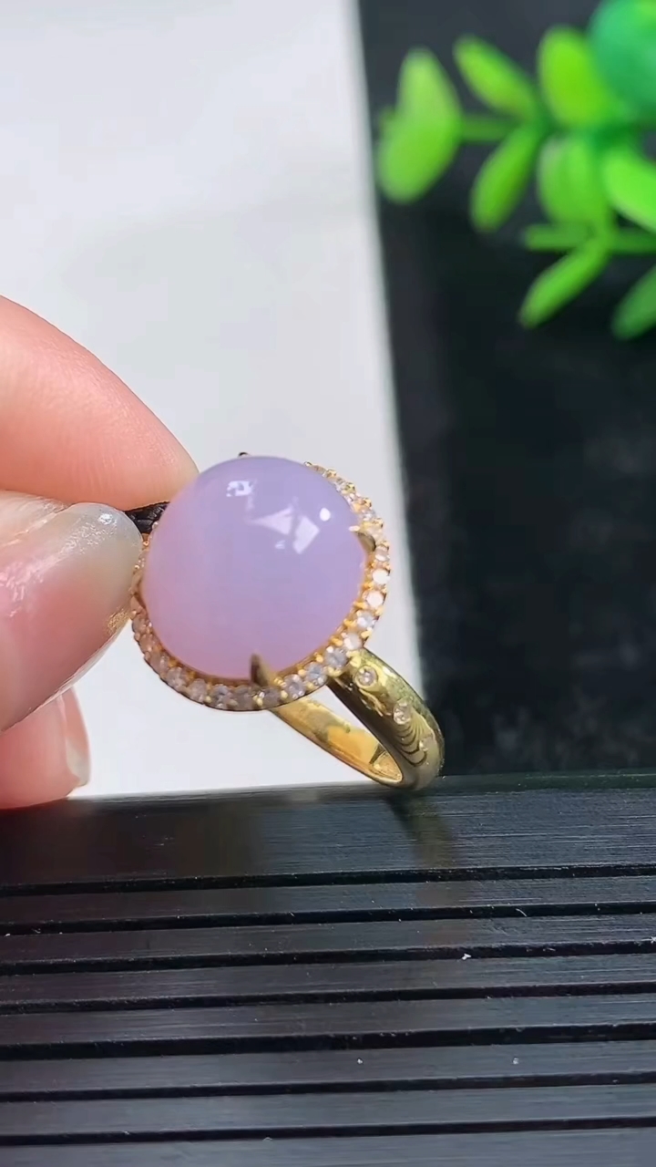 天然A货翡翠18K金紫罗兰蛋面戒指尺寸17.6-11.4-10.2重量:4.17g2026年3月28日
工厂直销收藏佳品,种好水足，色泽均匀，有种有色，上手高大气！