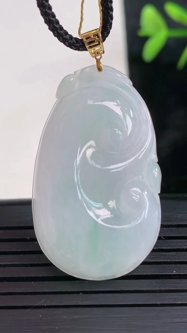 天然A货翡翠如意吊坠尺寸36.1-21.4-9.4重量:8.97g
3月28日