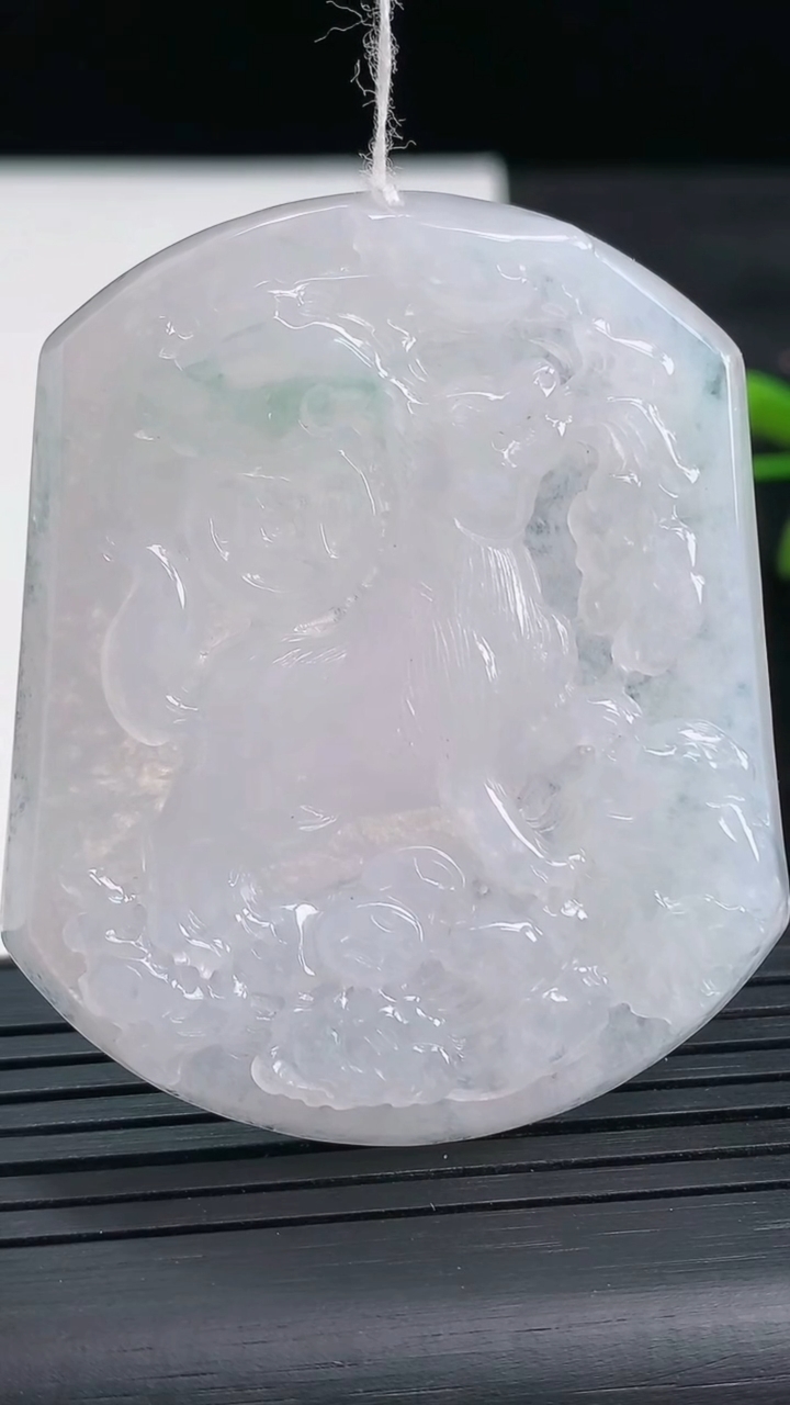 天然A货翡翠冰种飘花生肖狗吊坠尺寸52.6-43.8-5.9重量:29.42g
3月28日