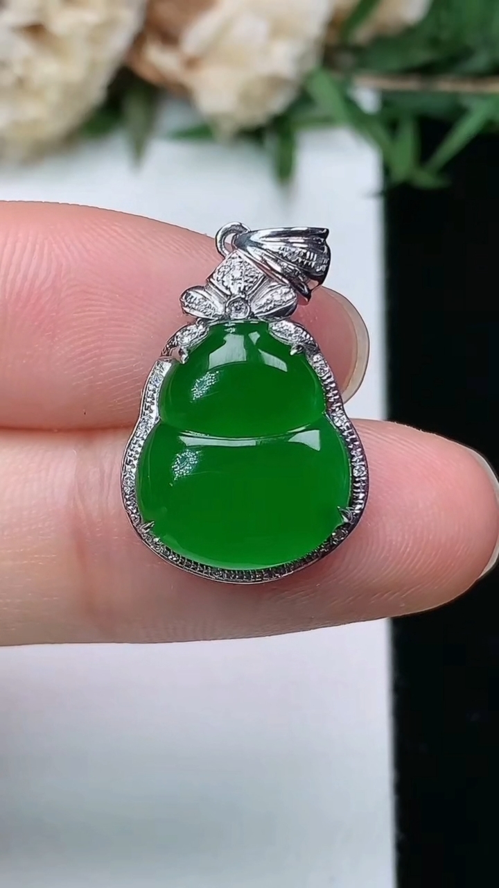 天然A货翡翠葫芦吊坠，尺寸24.3-13.9-5.9，裸石13.5-11.9，重量:1.83g
3月