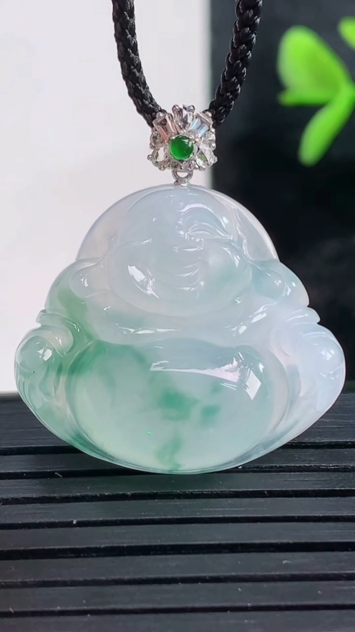 天然A货翡翠种飘花佛公吊坠尺寸23.8-26.9-5.9重量:6.08g
3月28日